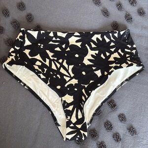 Everlane Black and Cream Patterned Bikini Bottom